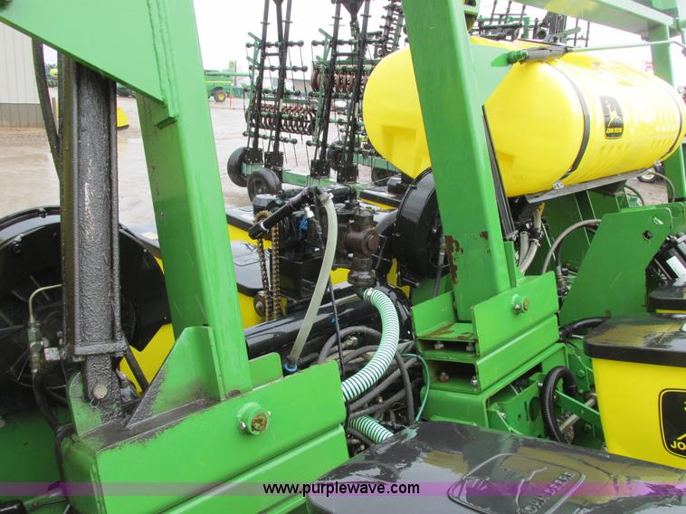 image for item A8709 2005 John Deere 24R22 planter