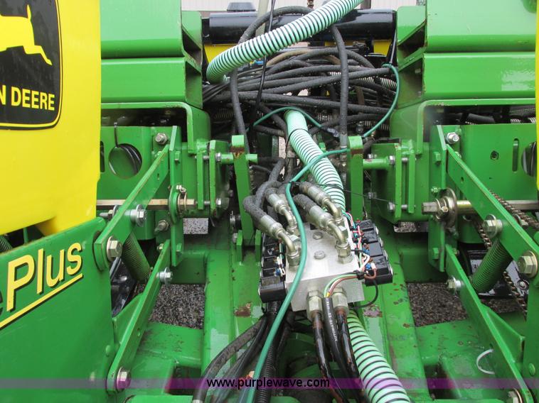 image for item A8709 2005 John Deere 24R22 planter