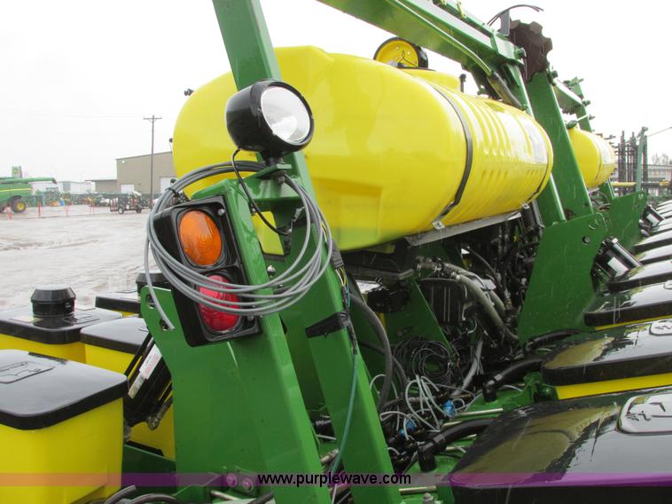 image for item A8709 2005 John Deere 24R22 planter