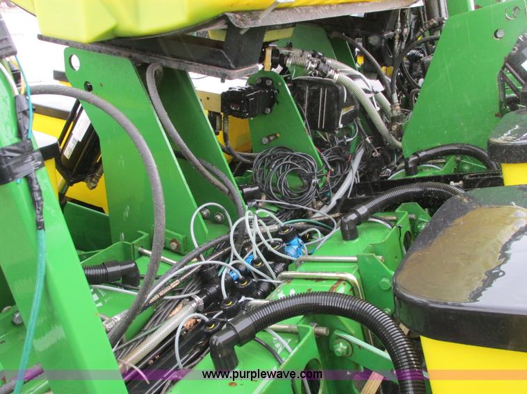 image for item A8709 2005 John Deere 24R22 planter