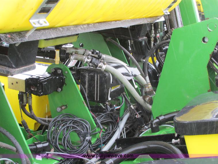 image for item A8709 2005 John Deere 24R22 planter