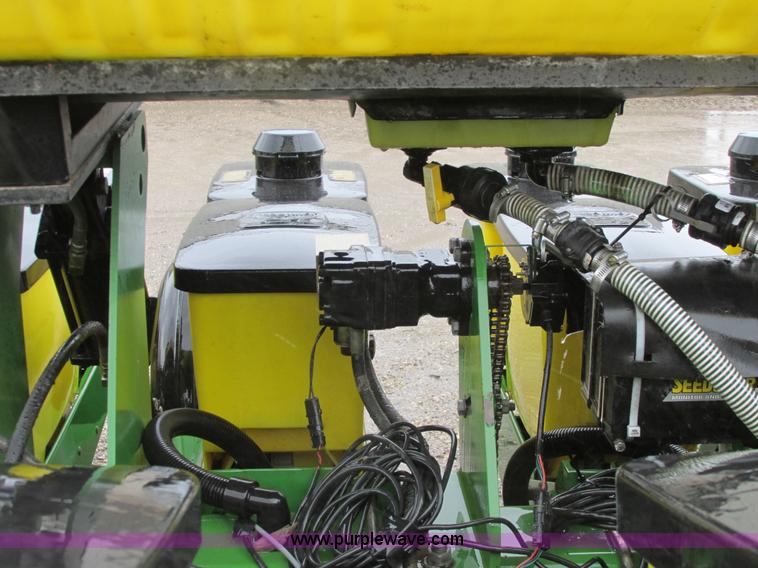 image for item A8709 2005 John Deere 24R22 planter