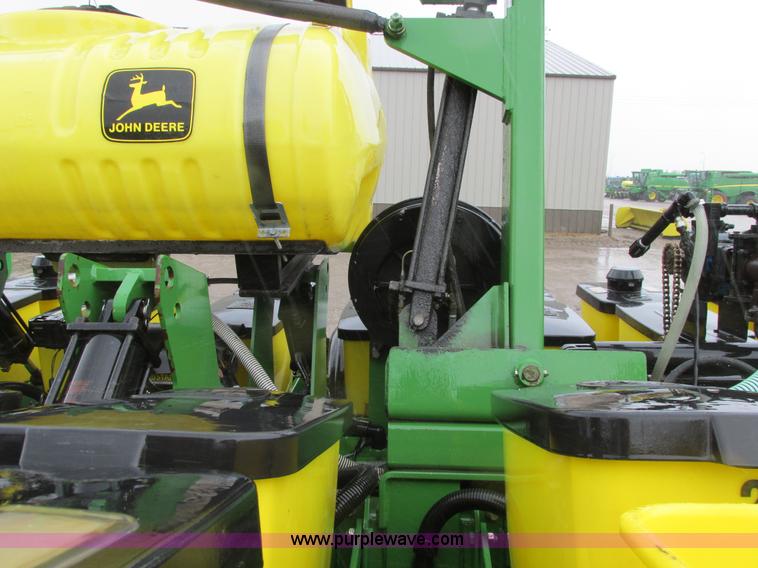 image for item A8709 2005 John Deere 24R22 planter