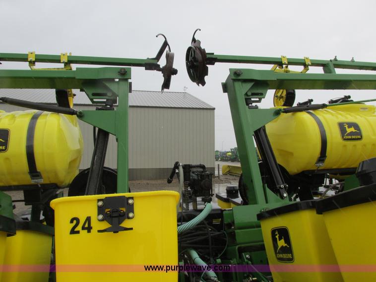 image for item A8709 2005 John Deere 24R22 planter