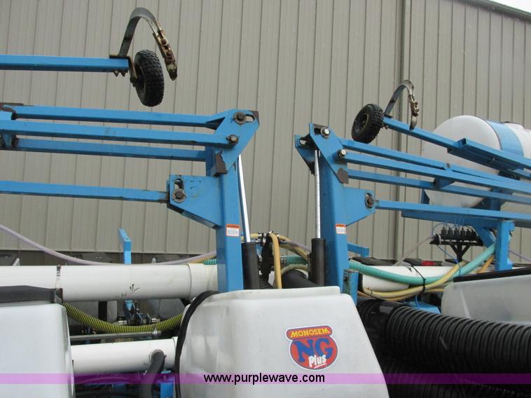 image for item A8712 1998 Monosem NG Plus 24R22 planter