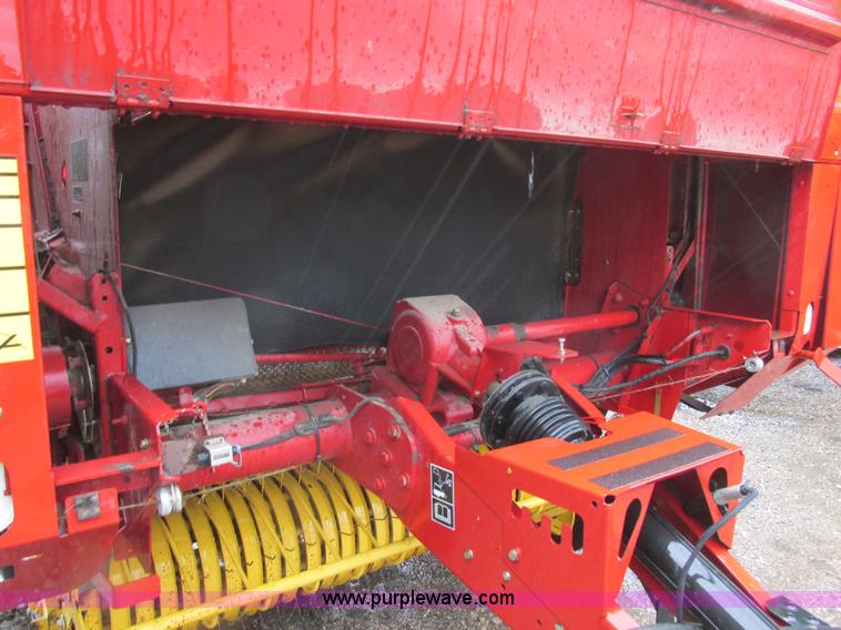 image for item A8714 2005 New Holland BR780A round baler