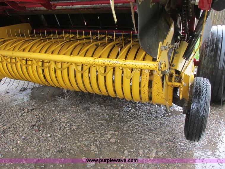 image for item A8714 2005 New Holland BR780A round baler