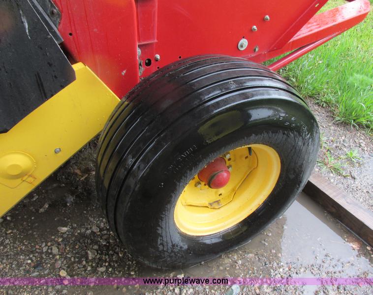 image for item A8714 2005 New Holland BR780A round baler