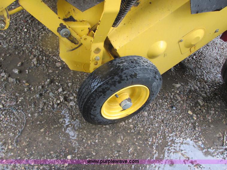 image for item A8714 2005 New Holland BR780A round baler