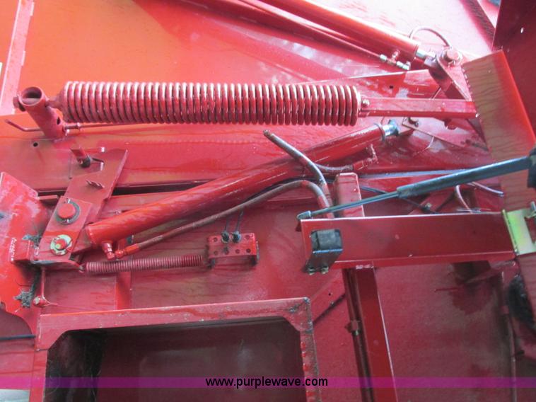 image for item A8714 2005 New Holland BR780A round baler