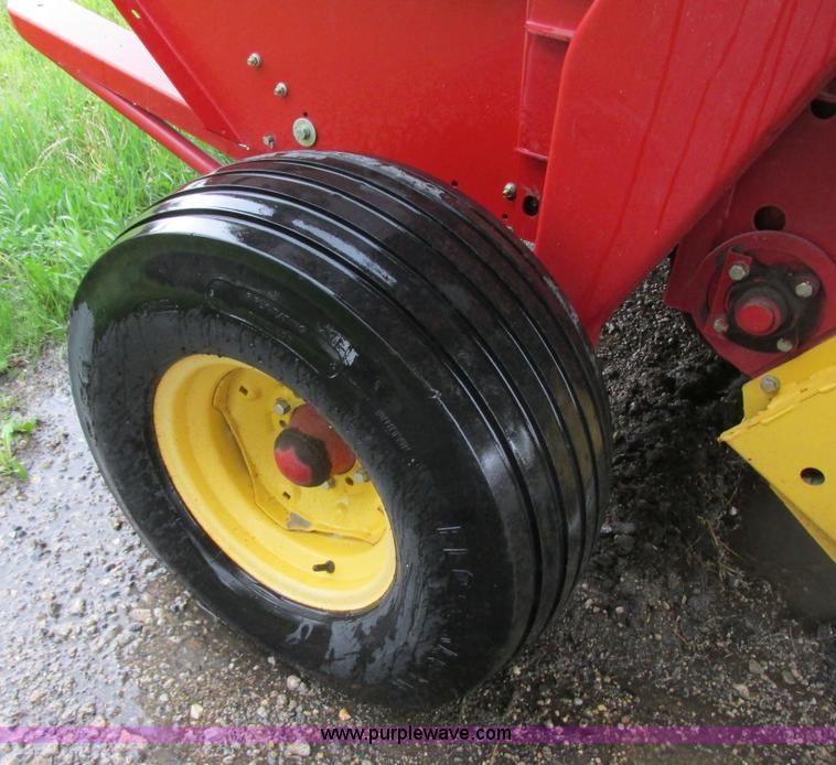 image for item A8714 2005 New Holland BR780A round baler