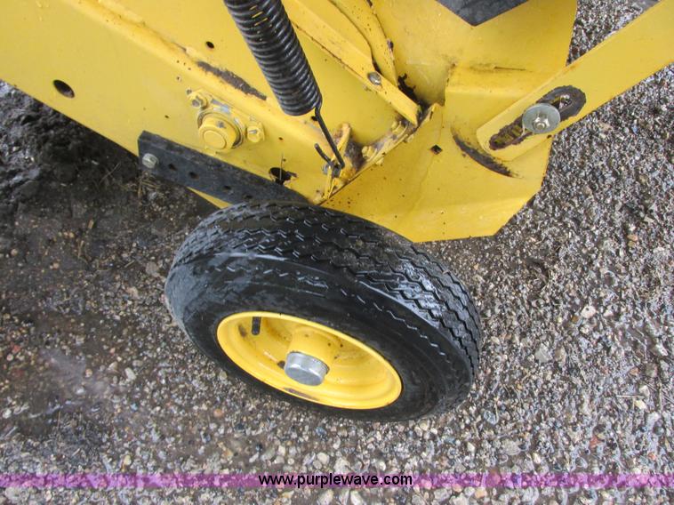 image for item A8714 2005 New Holland BR780A round baler