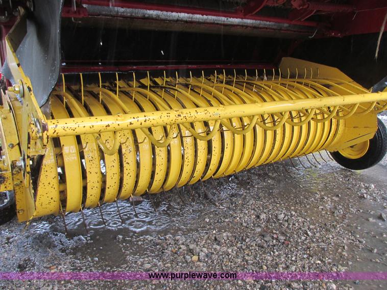 image for item A8714 2005 New Holland BR780A round baler