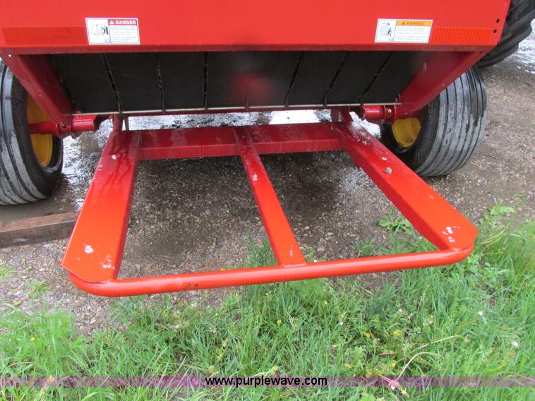 image for item A8714 2005 New Holland BR780A round baler