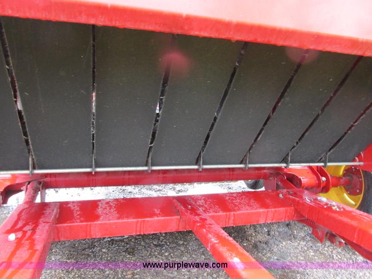 image for item A8714 2005 New Holland BR780A round baler