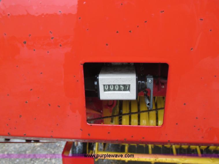 image for item A8714 2005 New Holland BR780A round baler