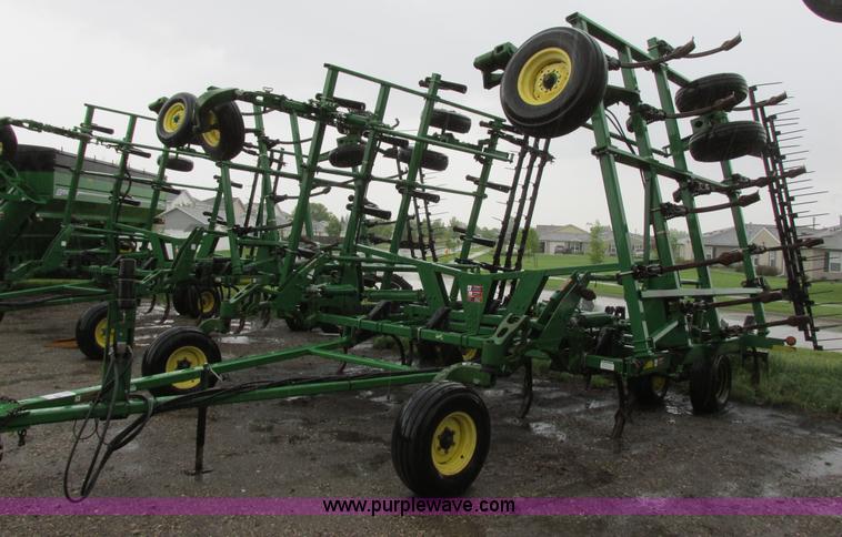 image for item A8715 2004 John Deere 2410 folding chisel plow