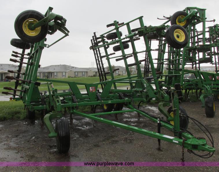 image for item A8715 2004 John Deere 2410 folding chisel plow