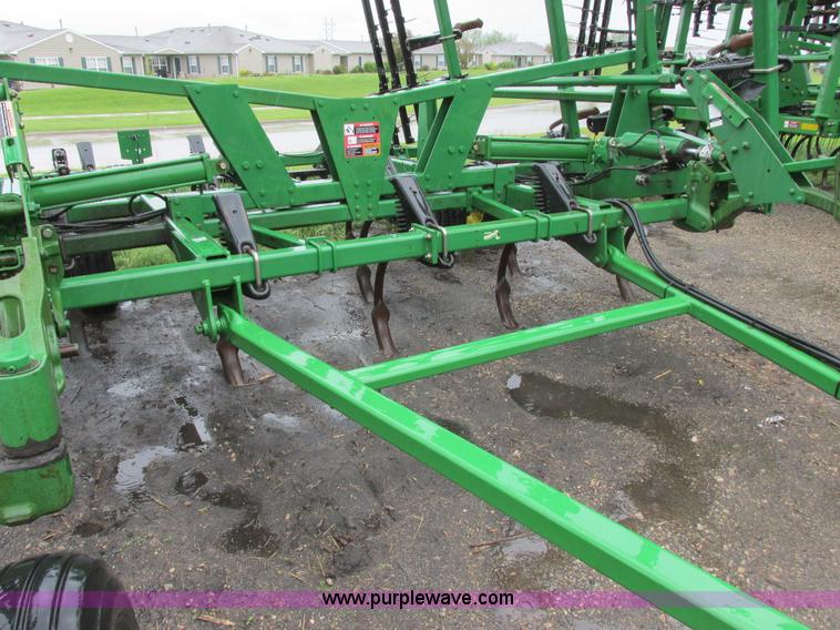 image for item A8715 2004 John Deere 2410 folding chisel plow