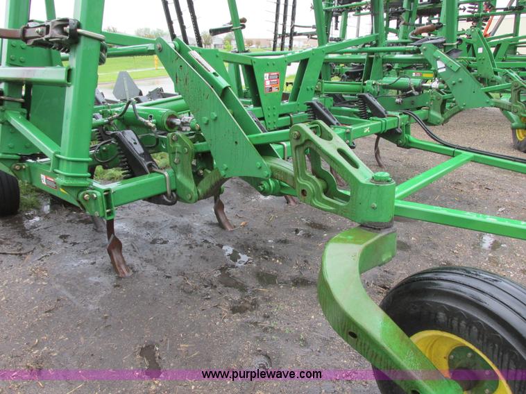 image for item A8715 2004 John Deere 2410 folding chisel plow