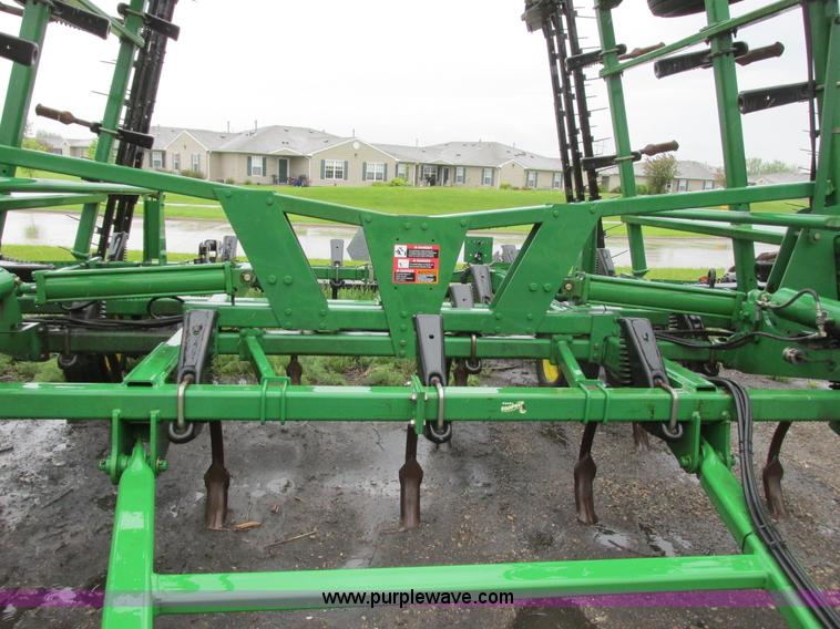 image for item A8715 2004 John Deere 2410 folding chisel plow