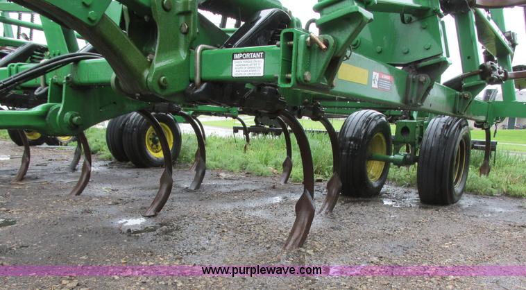 image for item A8715 2004 John Deere 2410 folding chisel plow