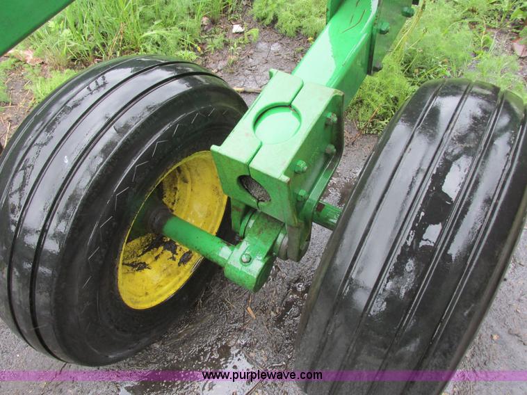 image for item A8715 2004 John Deere 2410 folding chisel plow