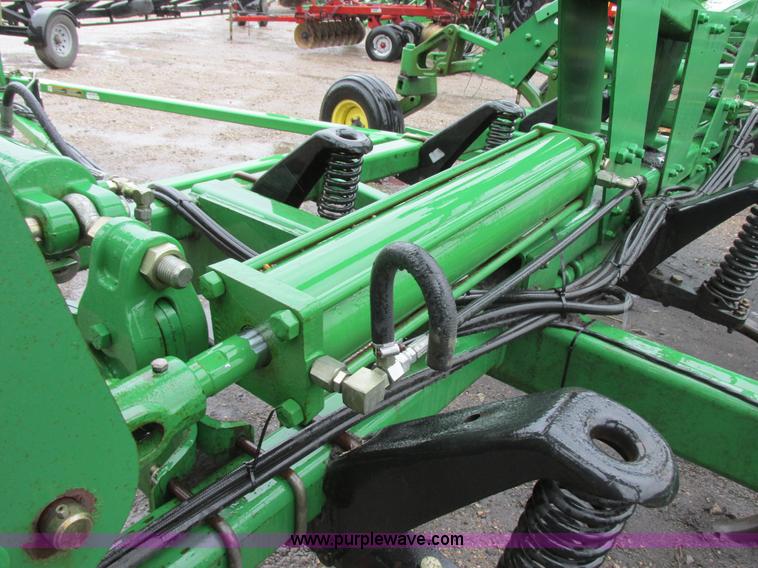 image for item A8715 2004 John Deere 2410 folding chisel plow