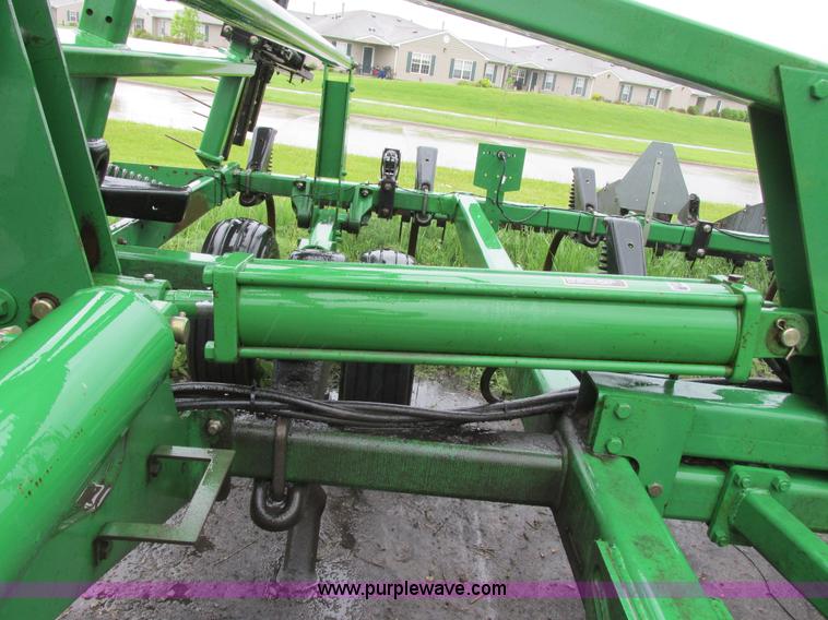 image for item A8715 2004 John Deere 2410 folding chisel plow