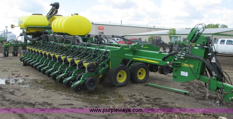 image for item A8719 2012 John Deere DB66 planter