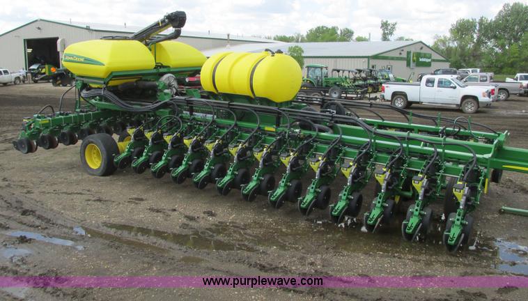 image for item A8719 2012 John Deere DB66 planter