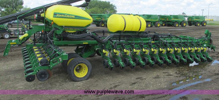 image for item A8719 2012 John Deere DB66 planter