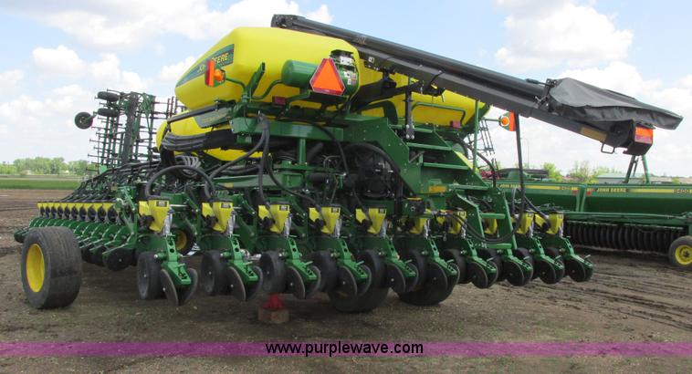 image for item A8719 2012 John Deere DB66 planter