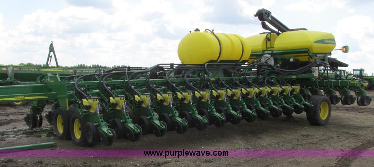 image for item A8719 2012 John Deere DB66 planter