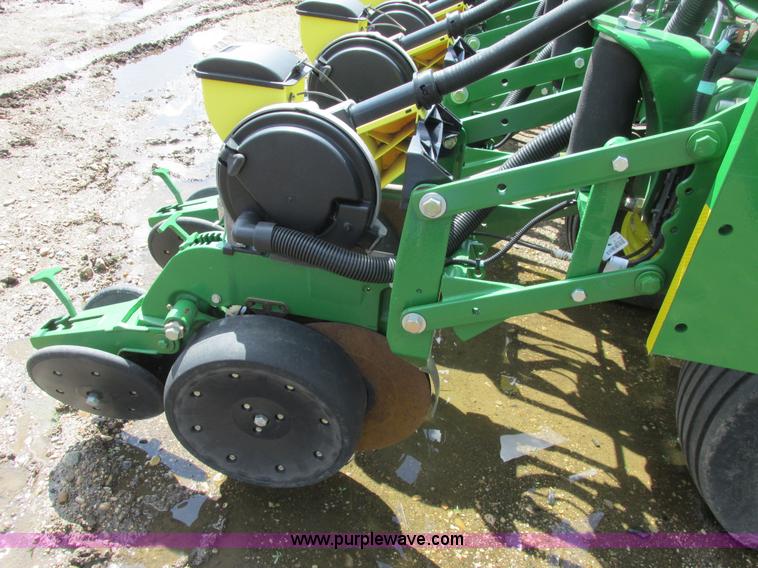 image for item A8719 2012 John Deere DB66 planter