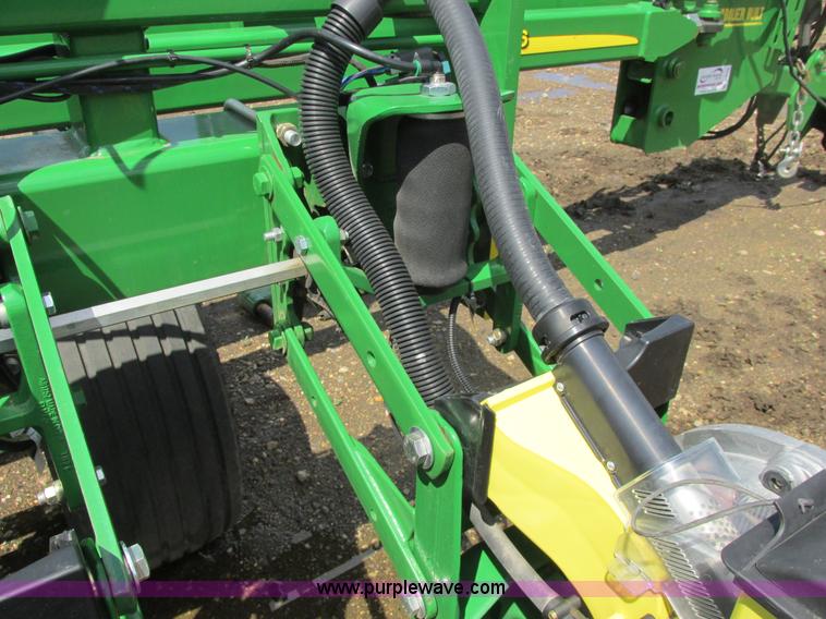image for item A8719 2012 John Deere DB66 planter