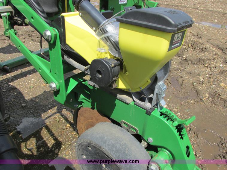 image for item A8719 2012 John Deere DB66 planter