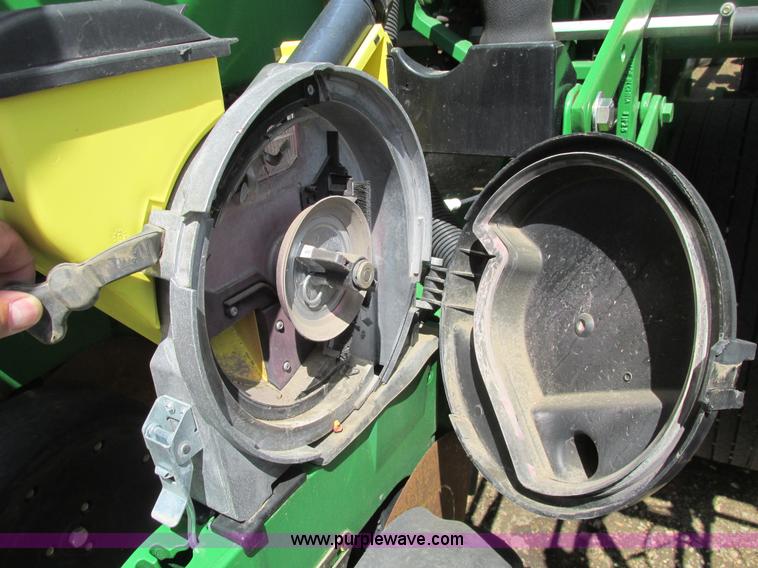 image for item A8719 2012 John Deere DB66 planter