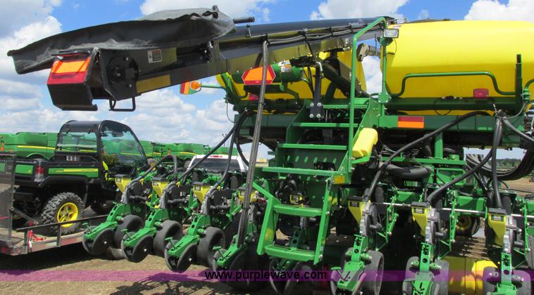 image for item A8719 2012 John Deere DB66 planter