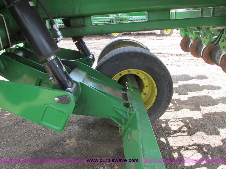image for item A8719 2012 John Deere DB66 planter