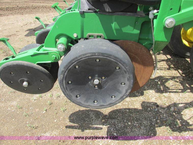 image for item A8719 2012 John Deere DB66 planter