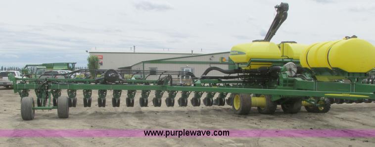 image for item A8719 2012 John Deere DB66 planter