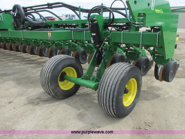 image for item A8719 2012 John Deere DB66 planter