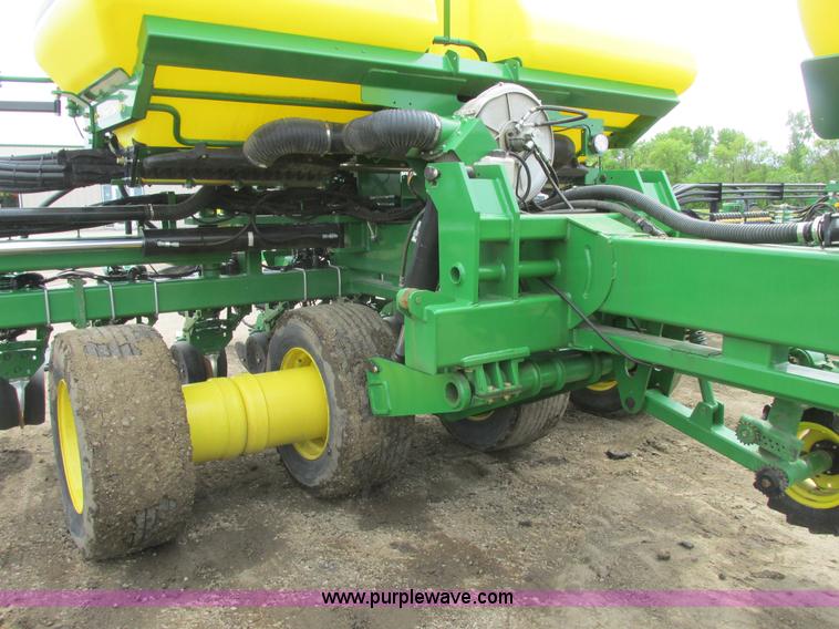 image for item A8719 2012 John Deere DB66 planter