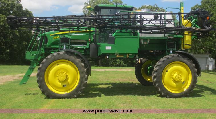 image for item D2071 2008 John Deere 4830 self-propelled sprayer