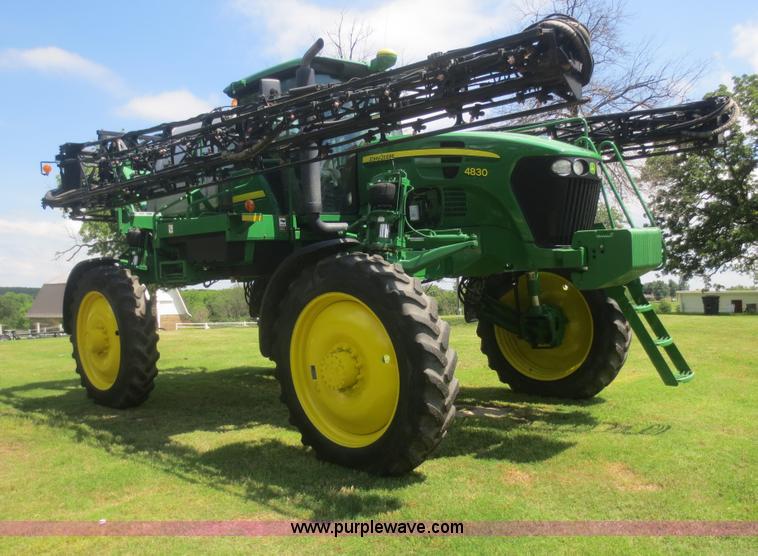 image for item D2071 2008 John Deere 4830 self-propelled sprayer