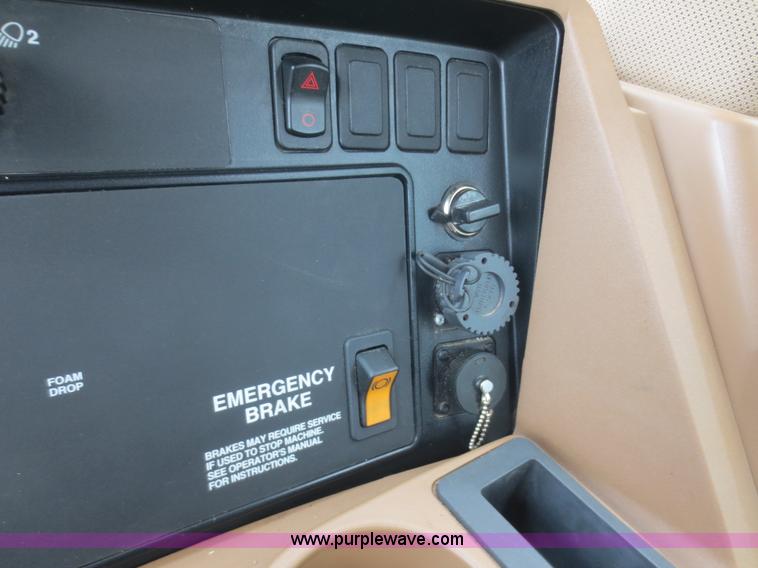 image for item D2071 2008 John Deere 4830 self-propelled sprayer