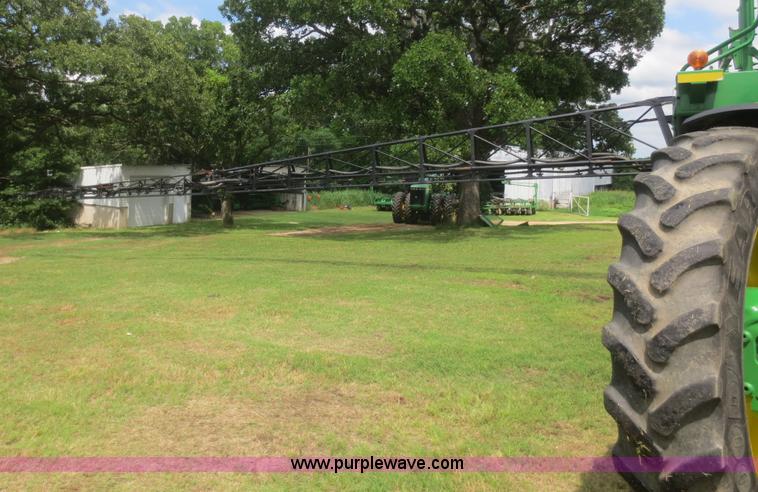 image for item D2071 2008 John Deere 4830 self-propelled sprayer