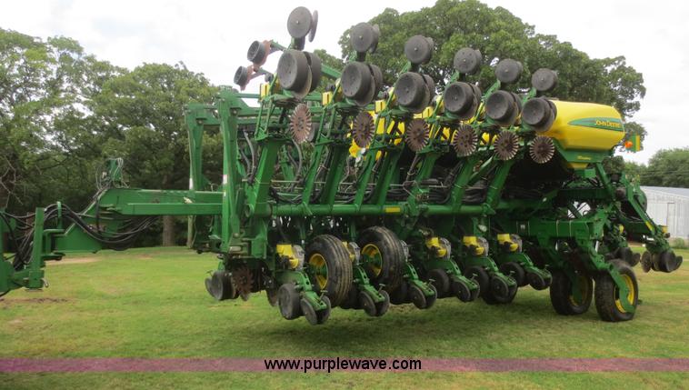 image for item D2072 2006 John Deere 1790 16/32 split row planter