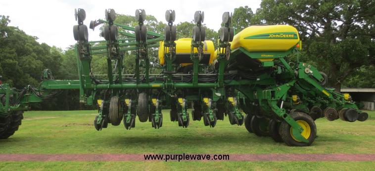image for item D2072 2006 John Deere 1790 16/32 split row planter